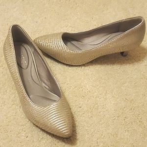 Rockport Total Motion Pumps in Silver, size 6, like new!